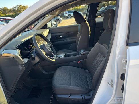 Used 2025 Nissan Kicks SV image 24