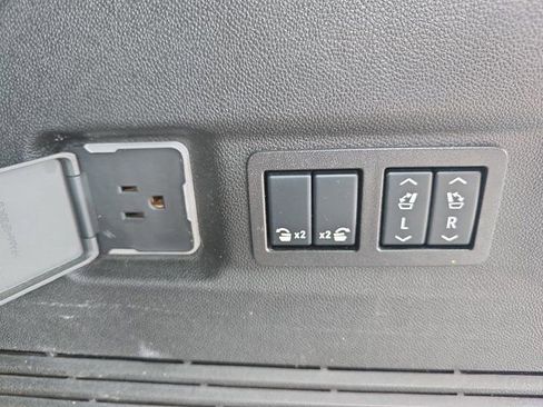Used 2024 Chevrolet Suburban High Country AWD/4WD image 17