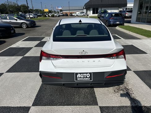 Used 2024 Hyundai Elantra SEL FWD image 4