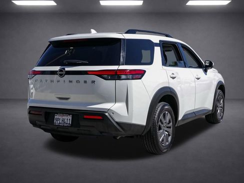 Used 2025 Nissan Pathfinder SV image 4