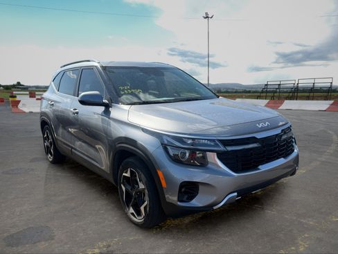 Certified 2024 Kia Seltos EX FWD image 2