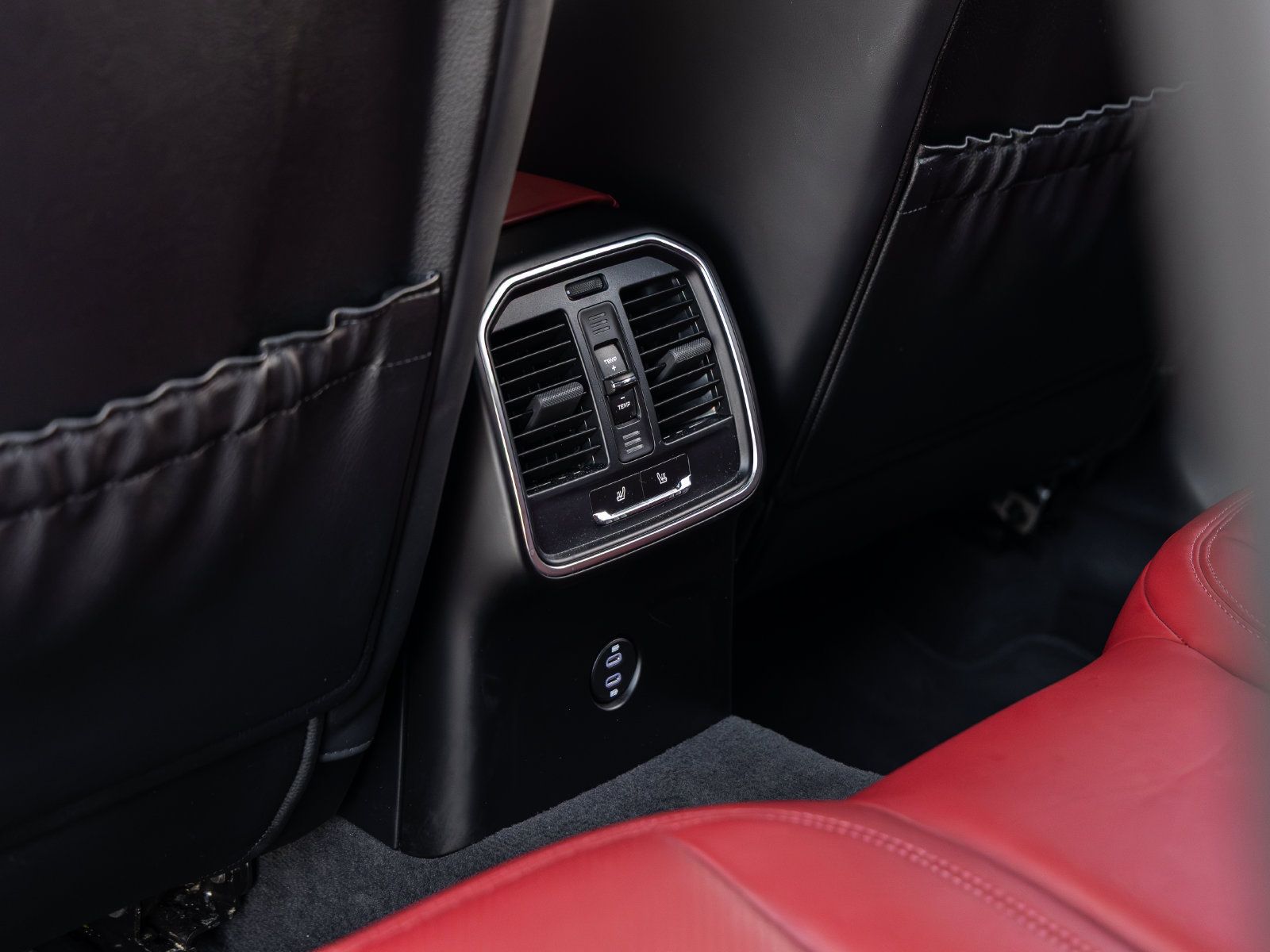 Certified 2023 Porsche Macan AWD/4WD image 38