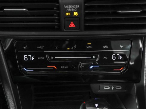 Used 2025 Volkswagen Jetta SE image 31