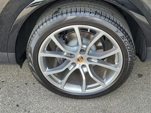 Certified 2023 Porsche Cayenne Platinum Edition image 14