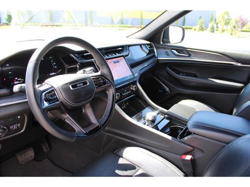 Used 2022 Jeep Grand Cherokee Overland w/ Advanced Protech Group III AWD/4WD image 9