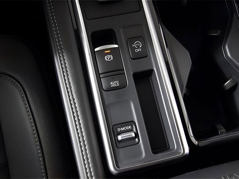 Used 2024 Nissan Pathfinder Platinum image 33