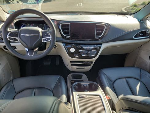 Used 2024 Chrysler Pacifica Select image 17