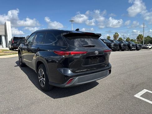 Used 2022 Toyota Highlander XLE FWD image 3