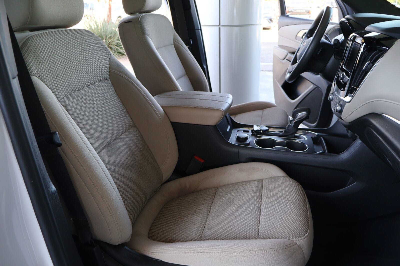 Used 2023 Chevrolet Traverse LS FWD image 18