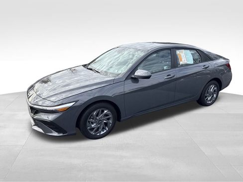 Used 2024 Hyundai Elantra SEL image 2