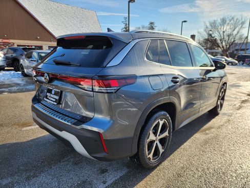 Certified 2025 Volkswagen Tiguan SE image 4