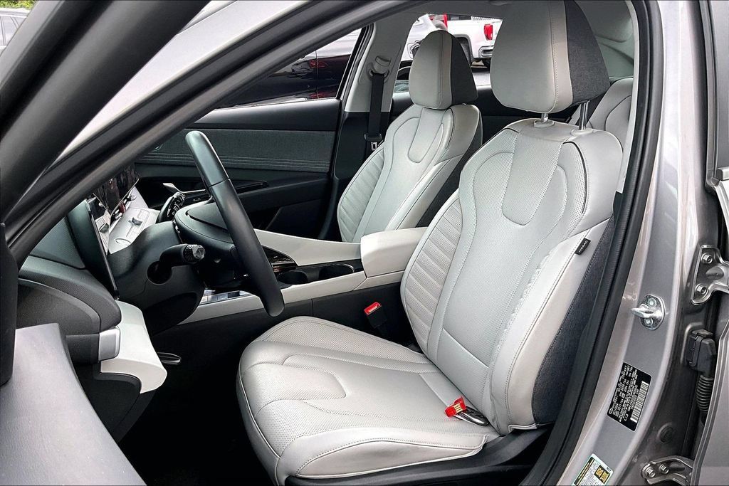Used 2025 Hyundai Elantra Limited FWD image 20