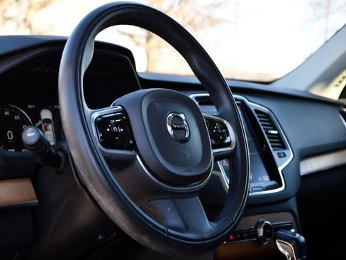 Certified 2022 Volvo XC90 T6 Momentum w/ Climate Package image 11