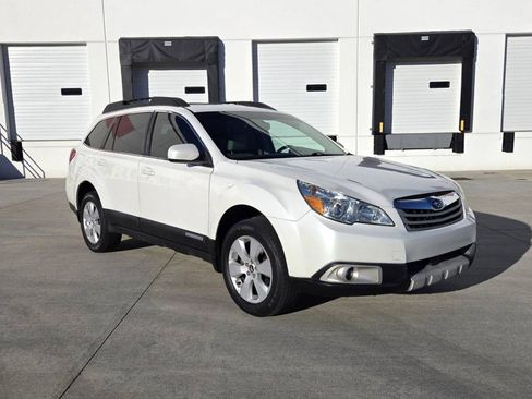 Used 2010 Subaru Outback 2.5i Limited image 3