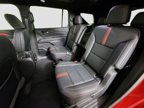 Used 2025 Chevrolet Traverse RS image 25