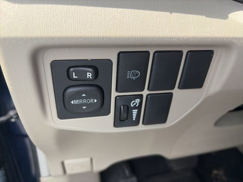 Used 2015 Toyota Prius Five image 14