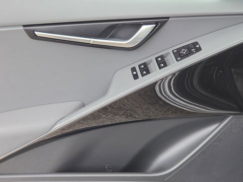 Used 2024 Kia Niro EX Touring FWD image 7