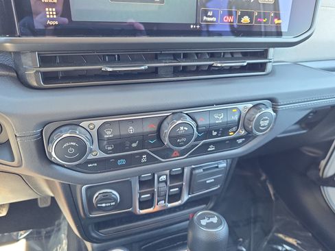 Used 2025 Jeep Wrangler Unlimited Sahara AWD/4WD image 23