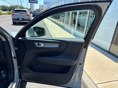 Certified 2025 Volvo XC40 B5 Plus AWD/4WD image 14