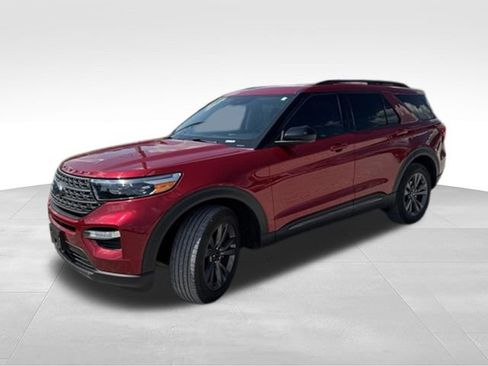 Used 2023 Ford Explorer XLT w/ Equipment Group 202A AWD/4WD image 32
