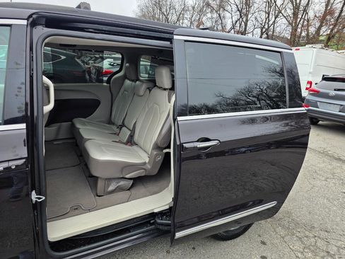 Used 2017 Chrysler Pacifica Touring-L image 13