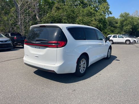 Used 2025 Chrysler Pacifica Select FWD image 5