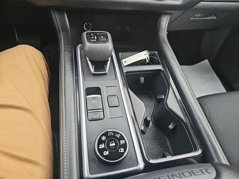 Certified 2025 Nissan Pathfinder SV image 25