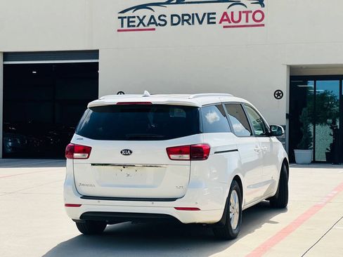 Used 2017 Kia Sedona LX w/ LX Essentials Premium Package FWD image 9