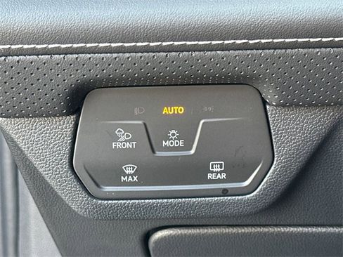 Certified 2025 Volkswagen Atlas Cross Sport SEL image 34