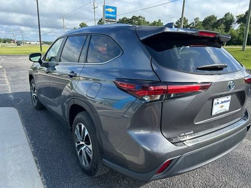 Used 2024 Toyota Highlander XLE FWD image 6