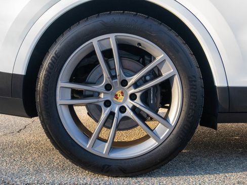 Certified 2024 Porsche Cayenne image 12