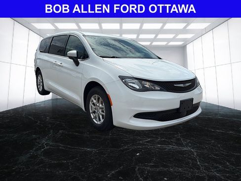 Used 2023 Chrysler Voyager LX FWD image 7