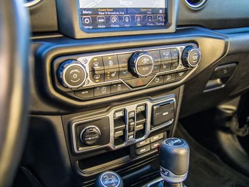 Used 2018 Jeep Wrangler Unlimited Sahara image 34