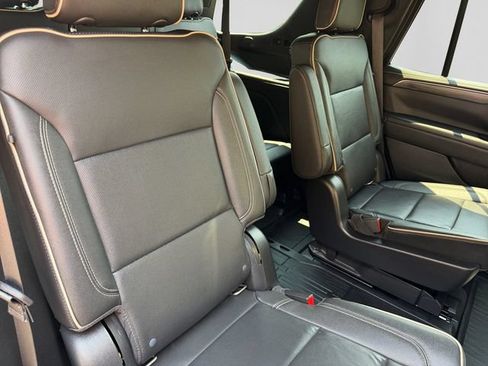 Used 2022 GMC Yukon SLT w/ SLT Luxury Plus Package AWD/4WD image 17