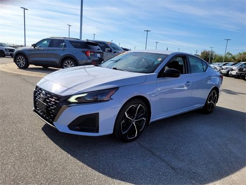 Used 2024 Nissan Altima 2.5 SR image 3