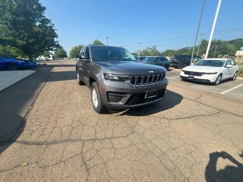 Used 2023 Jeep Grand Cherokee Laredo AWD/4WD image 27