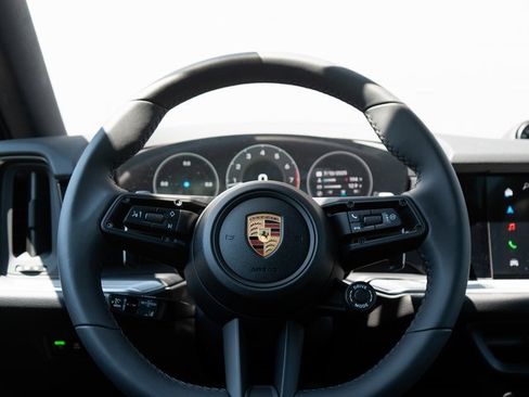 Certified 2025 Porsche Cayenne image 23