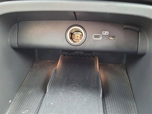 Used 2023 Volvo XC40 B5 Plus image 26