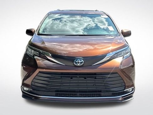 Used 2023 Toyota Sienna XLE FWD image 10