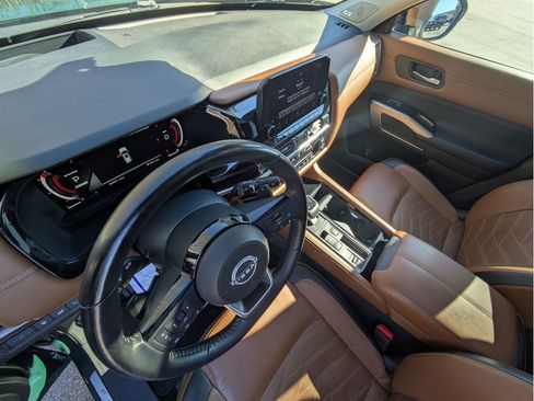 Used 2023 Nissan Pathfinder Platinum image 11