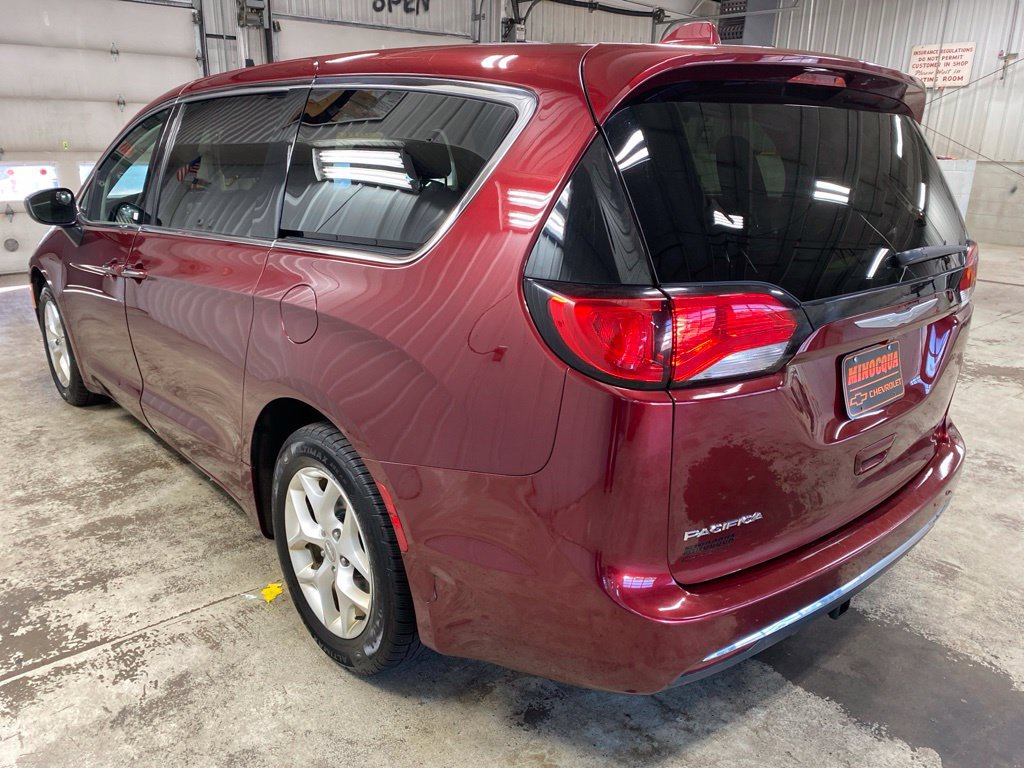 Used 2017 Chrysler Pacifica Touring Plus w/ Tire & Wheel Group FWD image 5