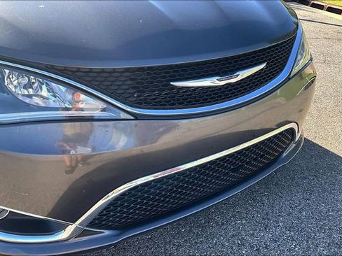 Used 2020 Chrysler Pacifica Touring-L image 29