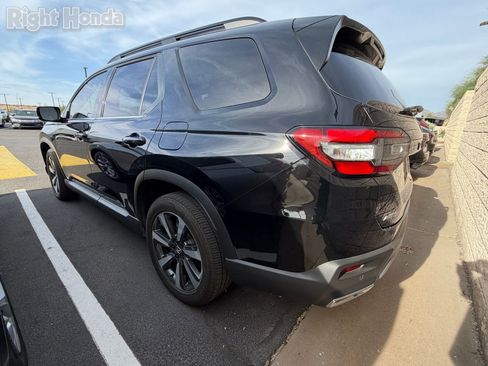 Certified 2025 Honda Pilot Touring image 3