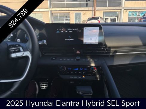Used 2025 Hyundai Elantra SEL image 17