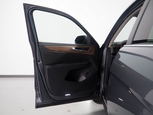 Used 2025 Volkswagen Atlas SE w/ Panoramic Sunroof Package FWD image 50