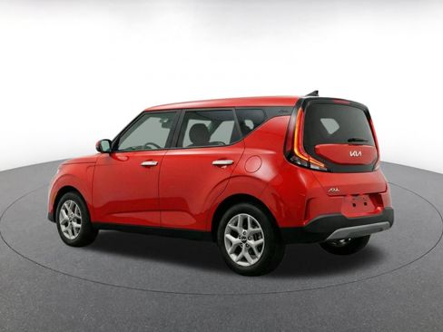 Used 2025 Kia Soul LX w/ LX Technology Package FWD image 4