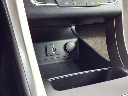Used 2018 Ford Fusion SE w/ Fusion SE Technology Package FWD image 12
