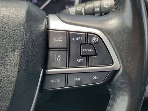 Used 2023 Toyota Highlander XLE AWD/4WD image 27