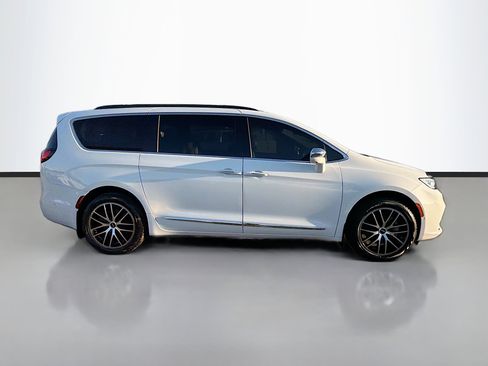 Used 2022 Chrysler Pacifica Limited image 2