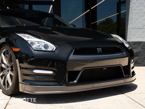 Used 2015 Nissan GT-R Premium AWD/4WD image 2